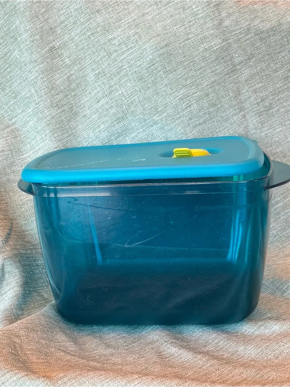 Tupperware Vent N Serve Medium Microwave Container w/Lid